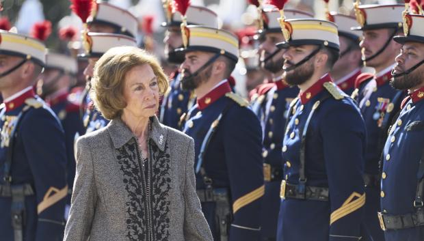 La Reina pasa revista a la Guardia Real en una jura de bandera en El Pardo