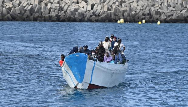 Varios migrantes llegan al puerto de La Restinga