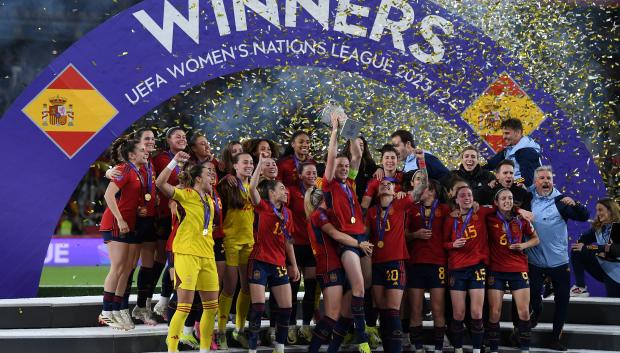 Las jugadoras de la selección celebran el triunfo en la Nations League