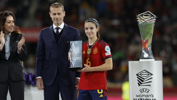 Aitana Bonmatí recibió el premio a mejor jugadora del partido