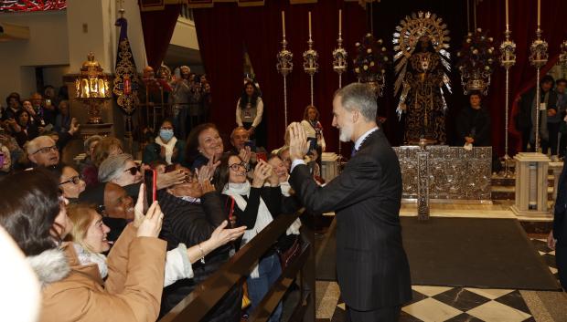Don Felipe saluda a los devotos en la Basílica del Jesús de Medinaceli