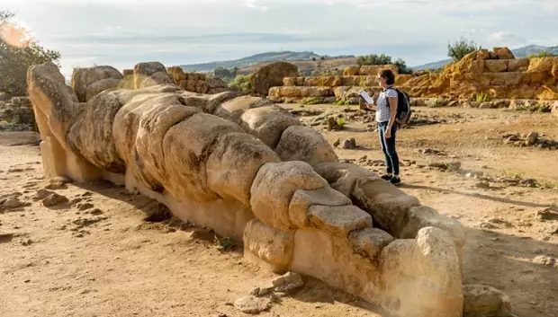 Monumental estatua de Atlas en el Valle de los Templos de Agriegento