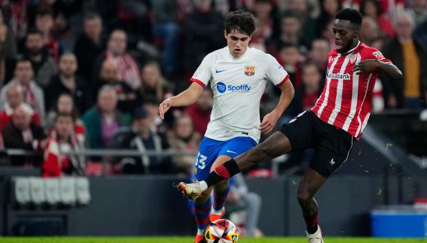 Pau Cubarsí disputa un balón con Iñaki Williams en el duelo de Copa de San Mamés