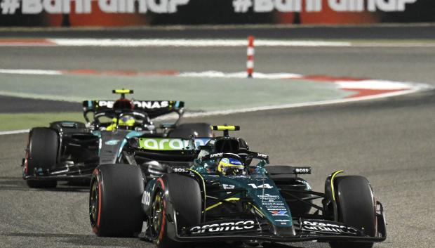Fernando Alonso pelea con Hamilton durante el Gran Premio de Bahréin