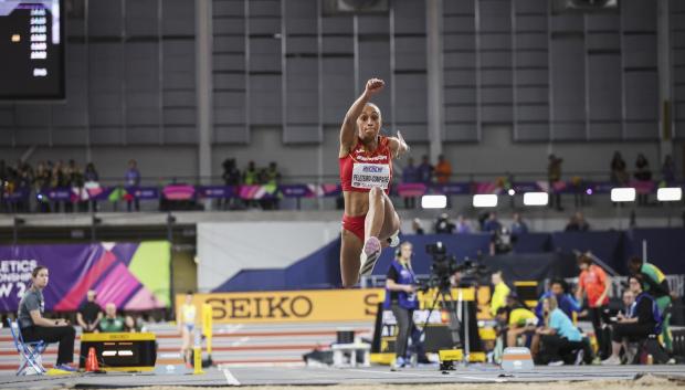 Ana Peleteiro en el momento de su salto que supuso la medalla de bronce