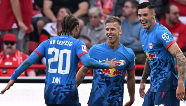 Dani Olmo celebra con Xavi Simons y Benjamin Sesko un gol del Leipzig esta temporada
