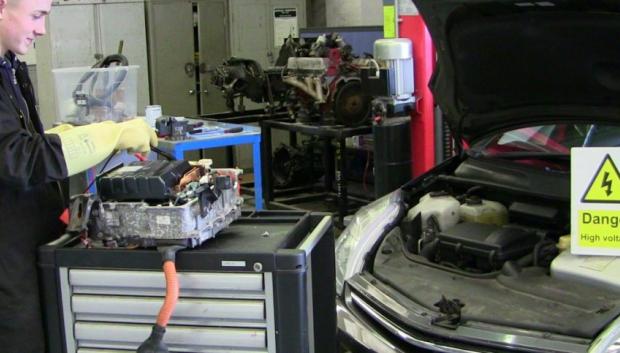 Los coches eléctricos tienen un protocolo muy preciso para repararlos