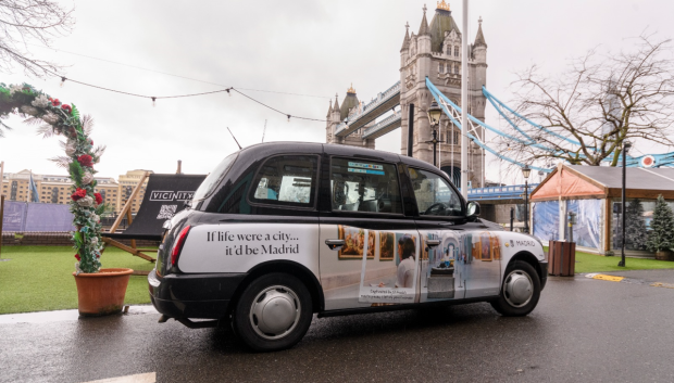 Recreación de taxis londinenses con publicidad de Madrid