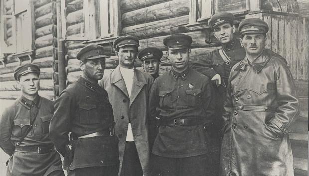 Frenkel (extrema derecha) en las obras del Canal Mar Blanco-Báltico en julio de 1932 durante la visita de Matvei Davidovich Berman (delante, segundo por la derecha), jefe del sistema Gulag