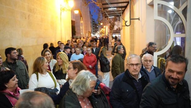 Gente esperando acceder al Gran Teatro