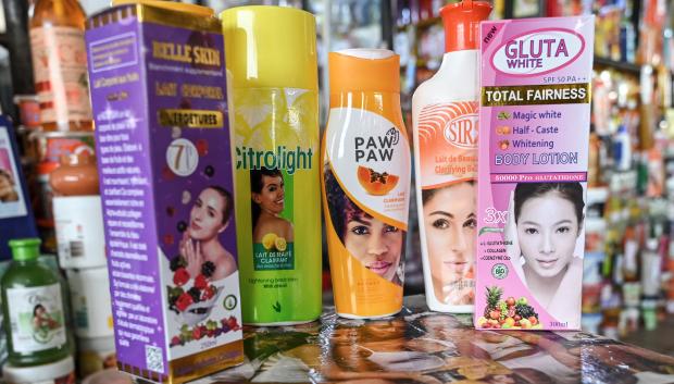 Productos cosméticos para aclarar la piel se exhiben en el mercado de Koumassi, en Abiyán