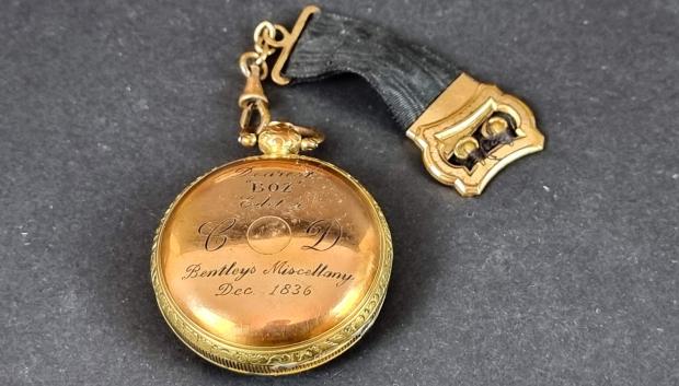 Detalle de la inscripción del reloj de Dickens