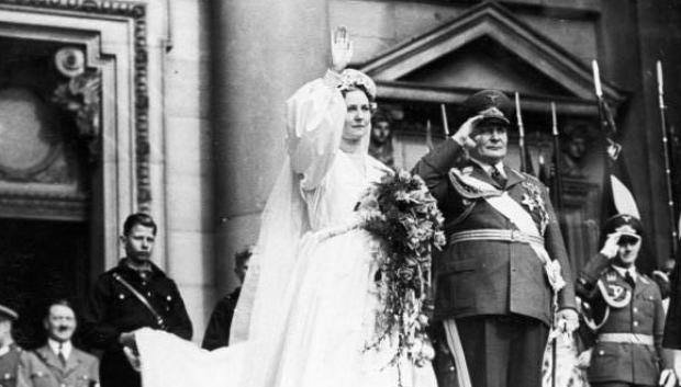 Emmy y Hermann Göring el día de su boda el 10 de abril de 1935 (Hitler aparece a la izquierda de la imagen, detrás de la pareja)