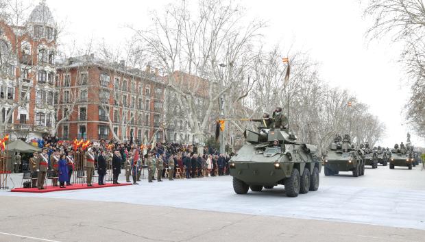 Un momento del desfile militar celebrado en Valladolid con motivo del aniversario del Regimiento Farnesio