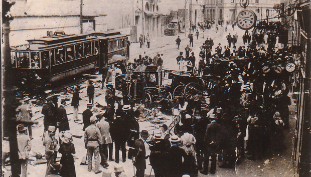 Multitudes en las calles tras los disturbios antiserbios en Sarajevo, 29 de junio de 1914.