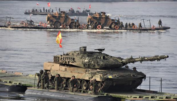 Imagen del traslado de carros de combate españoles por el río Vístula