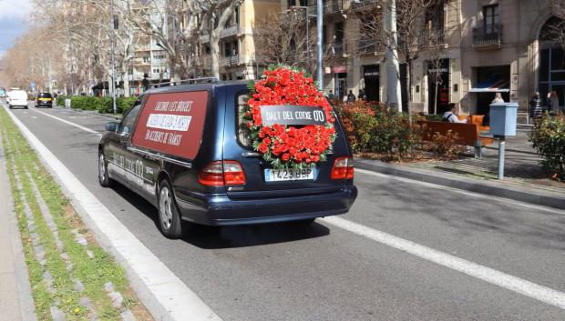 Uno de los coches fúnebres que recorrerá Cataluña