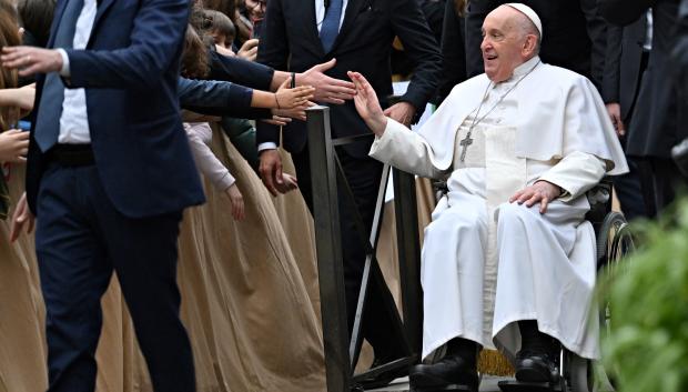 El Papa Francisco saluda a los fieles a su llegada a la parroquia de San Pío V