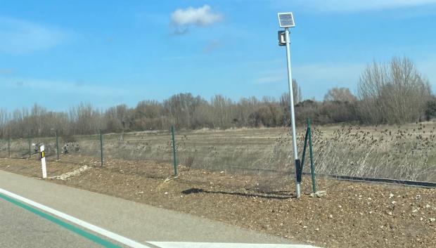 Estos postes con placas solares alimentan las señales
