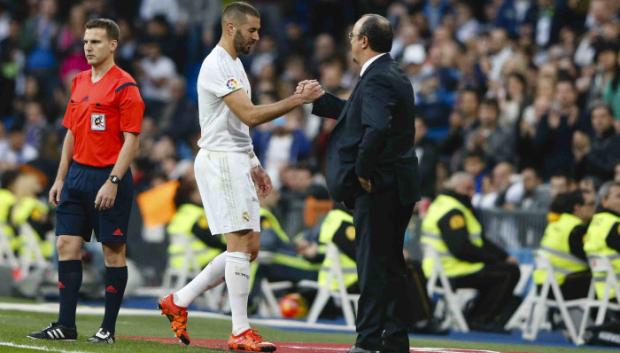 Rafa Benítez saluda a Benzema tras un cambio en su etapa como técnico del Madrid