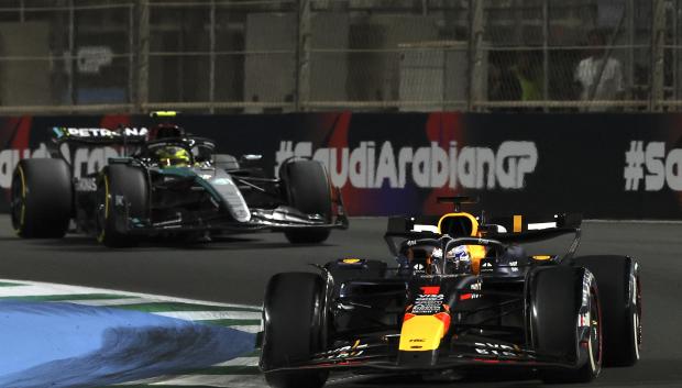 Max Verstappen pilota delante de Lewis Hamilton en el GP de Arabia Saudí