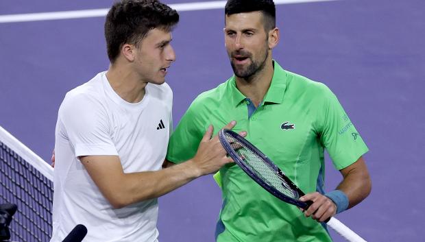 Luca Nardi felicita a Novak Djokovic tras el partido