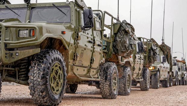 Hilera de vehículos militares desplegados durante el ejercicio Legion Pike de la Legión española