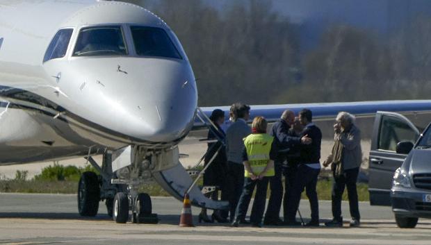 Don Juan Carlos baja del avión, tras aterrizar en Vitoria