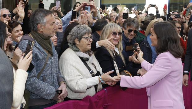 Doña Letizia atiende a las personas que aguardaban a los Reyes en su visita a Gandía