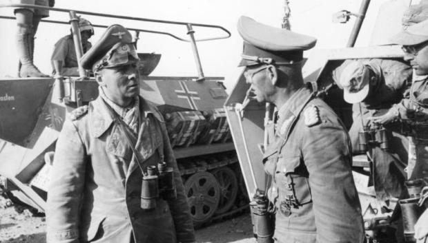 Rommel (izquierda) con el pañuelo a cuadros que le hizo su hija Gertrud