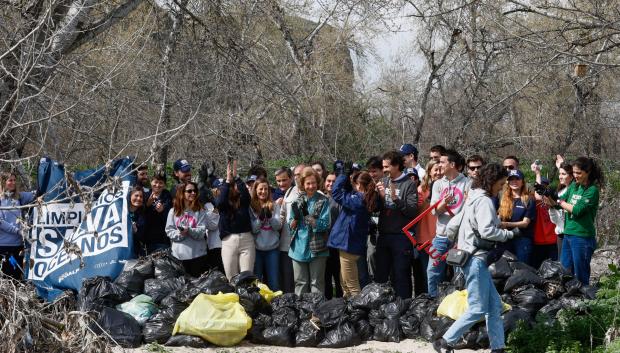 La Reina Sofía y el resto de voluntarios, ante las bolsas con la basura que han retirado de la orilla del Manzanares