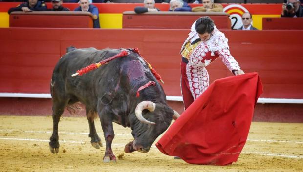 Morante de la Puebla, de carmesí y blanco