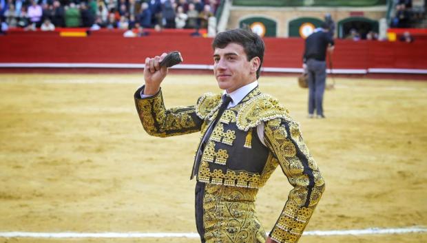 Neck Romero muestra la oreja que le cortó al primero de su lote