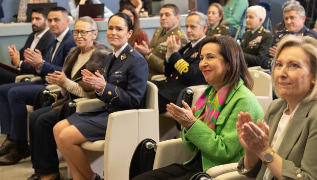 La ministra Margarita Robles junto a la secretaria de Estado, Amparo Valcarce; a su izquierda, la comandante Lourdes Losa