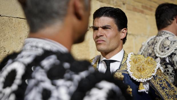 El diestro, Pablo Aguado, momentos antes de salir al ruedo durante la corrida de toros de la Feria de Fallas, con reses de Victoriano del Río y Cortés, y en la que ha compartido cartel con Castella y Roca Rey