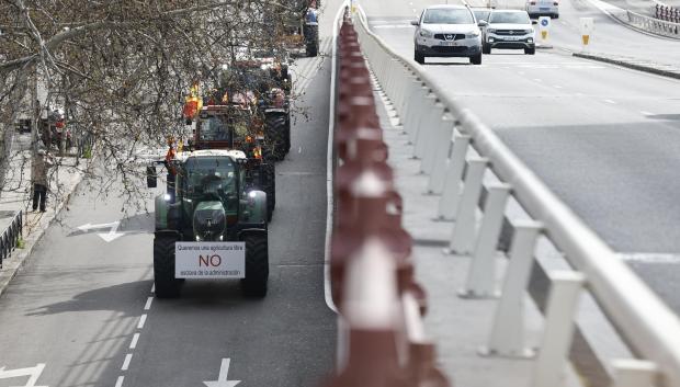 Varios tractores circulan por el puente de la calle Joaquín Costa de Madrid este domingo
