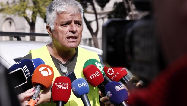 Luis Cortés, coordinador general de Unión de Uniones de Agricultores y Ganaderos, atiende a los medios este domingo en Madrid