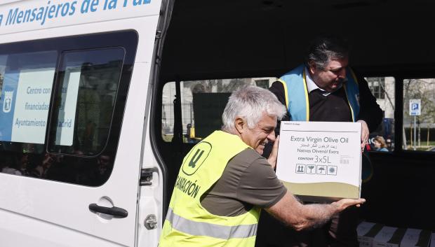 Luis Cortés, coordinador general de Unión de Uniones de Agricultores y Ganaderos, hace una donación de 125 litros de aceite de oliva a la ONG Mensajeros de la Paz este domingo