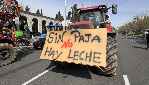 Un tractor con un cartel de protesta durante la manifestación