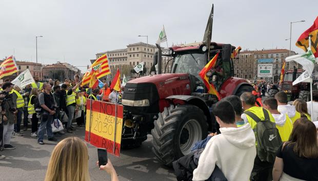 La tractorada, a su llegada al Ministerio de Agricultura