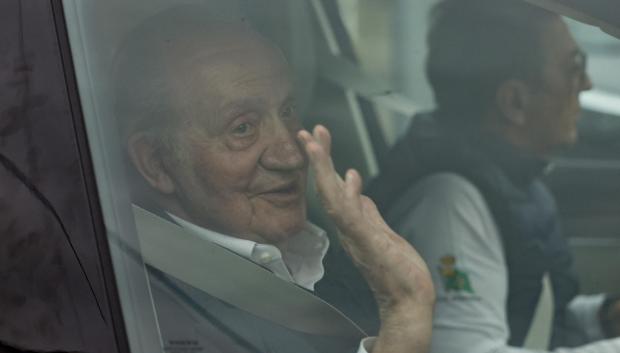 Don Juan Carlos se despide de los periodistas a la salida de la casa de su amigo Pedro Campos para dirigirse al aeropuerto de Vigo