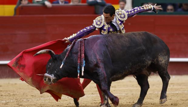 El diestro José María Manzanares da un pase durante la corrida de la Feria de Fallas