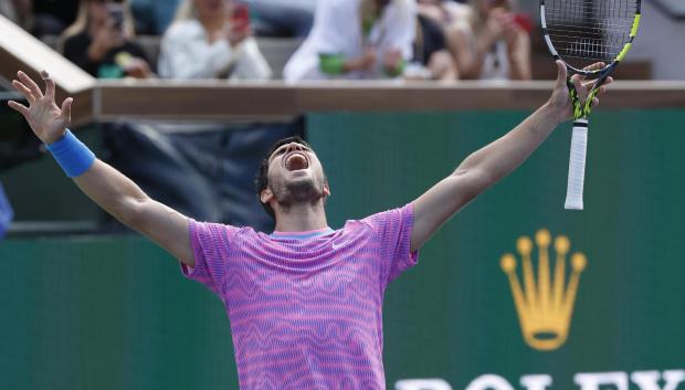 Carlos Alcaraz celebra la victoria en Indian Wells ante Medvedev