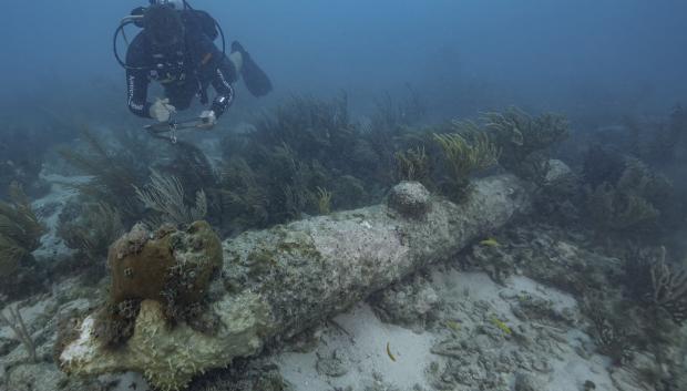 Fotografía cedida por el Servicio de Parques Nacionales (NPS) estadounidense donde aparece uno de sus buzos mientras documenta uno de los cinco cañones con incrustaciones de coral encontrados durante un reciente estudio