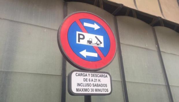 Se trata de plazas en las que está prohibido aparcar pero con excepciones, los coches eléctricos