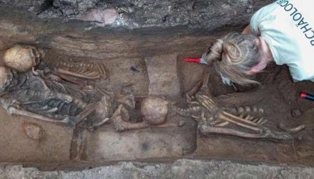 Una de las arqueólogas durante los trabajos de exhumación de los cuerpos