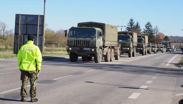 Vehículos logísticos militares españoles en Eslovaquia