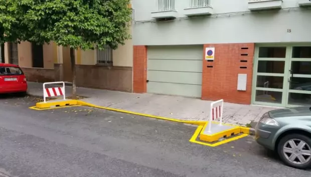 Además de la placa en la pared hay otros elementos que identifican un Vado