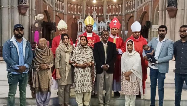 La familia de Akash al completo, con los obispos que estuvieron presentes en la eucaristía