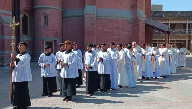 Una procesión alrededor de la catedral de Lahore precedió la eucaristía por Akash